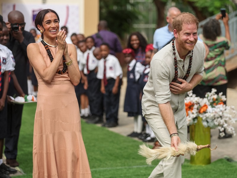 Herzogin Meghan udn Prinz Harry zeigten sich bei ihrer Reise nach Nigeria gut gelaunt. Doch das sollte der letzte Trip des Paares mit ihrem neuen Stabschef gewesen sein. (Bild: APA/AFP/Kola SULAIMON)