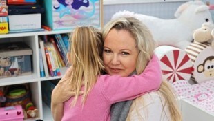 Aline Wallner mit ihrer kleinen Pflegetochter: „Sie weiß, dass sie eine ,Bauchmami´ hat und mich als Mama, bei der sie lebt.“ (Bild: Jauschowetz Christian)