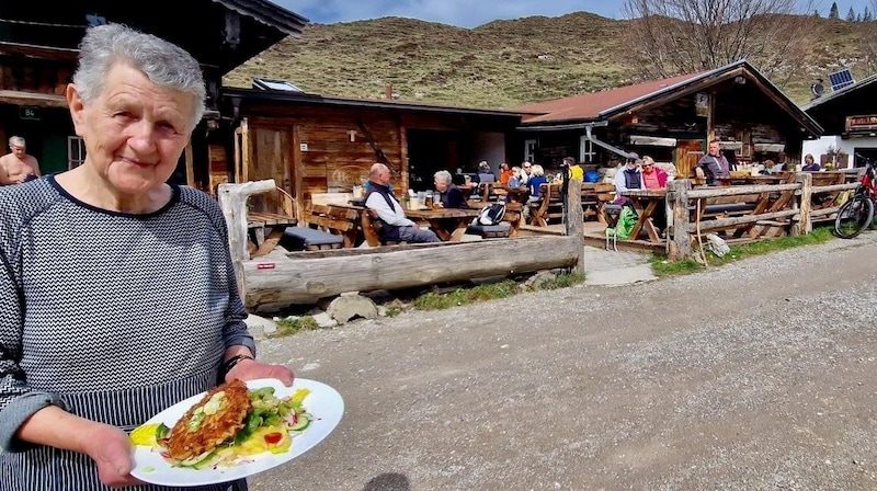 Während Sohn Peter kürzergetreten ist und Enkelin Caroline die Geschäfte übernommen hat, denkt die äußerst fitte 83-Jährige, die von allen nur „Oma“ genannt wird, nicht an den Ruhestand. (Bild: Silberberger Toni)