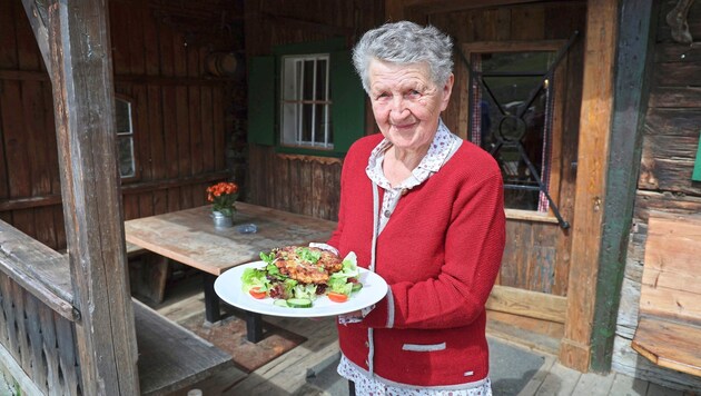 Frieda Bichler bereitet auf der Stöfflhütte seit 30 Jahren ihre köstlichen Kaspressknödel zu. (Bild: Birbaumer Christof)