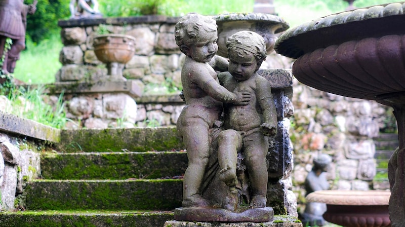 Im Garten der leer stehenden Villa am Kalvarienberg: bemooste Stufen, verträumte Figuren – ein magischer Schauplatz! (Bild: Einöder Horst)