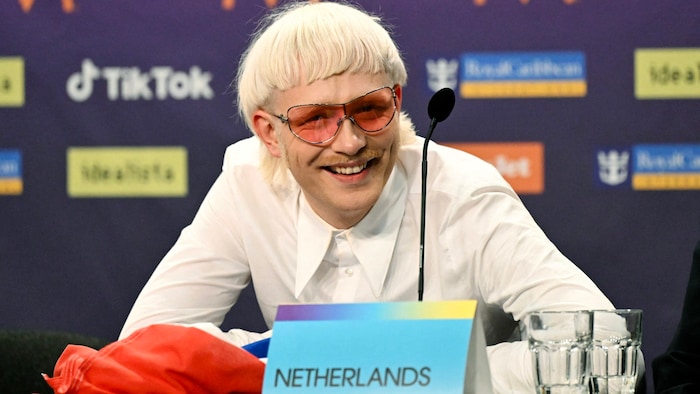 Joost Klein at the press conference - still without a flag over his head.
