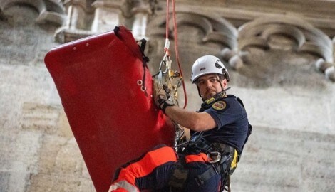 Ein Sanitäter bei der Rettung des Touristen im Wiener Stephansdom (Bild: Berufsrettung Wien)