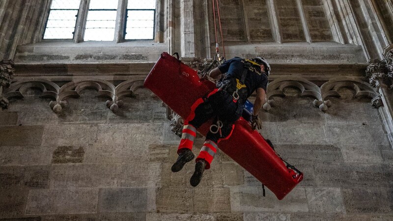 Der Patient wurde aus 70 Metern Höhe abgeseilt. (Bild: Berufsrettung Wien)