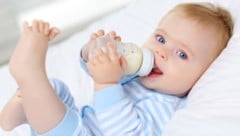 Milch aus dem Fläschchen – laut Experten das Zweitbeste für Babys (Bild: stock.adobe.com/dinaphoto - stock.adobe.com)