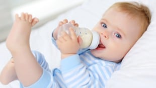Milch aus dem Fläschchen – laut Experten das Zweitbeste für Babys. (Bild: stock.adobe.com/dinaphoto - stock.adobe.com)