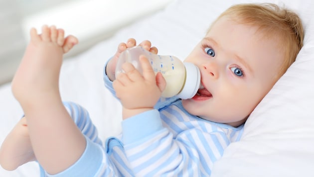 Milk from a bottle - the second best thing for babies, according to experts. (Bild: stock.adobe.com/dinaphoto - stock.adobe.com)