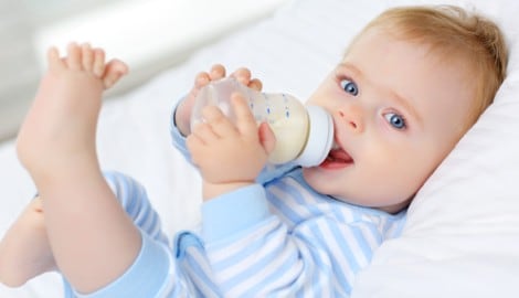 Milch aus dem Fläschchen – laut Experten das Zweitbeste für Babys