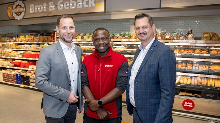 Penny managing director Kai Pataky and district manager Marcus Franz (right) in the newly opened Penny in Favoritenstraße.