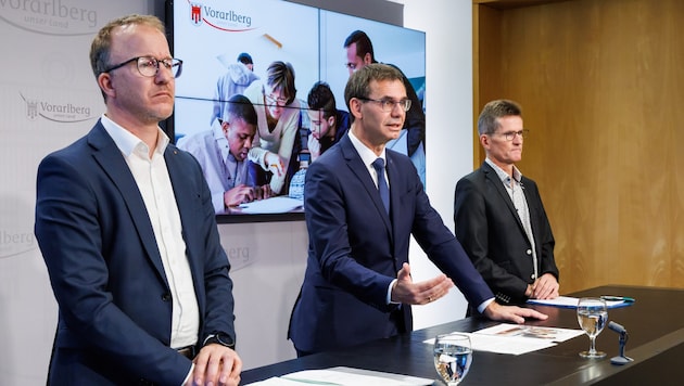 Von links: Landesrat Christian Gantner, Landeshauptmann Markus Wallner und Bernd Klisch, Flüchtlingswesen-Bereichsleiter der Caritas, stellten den „Vorarlberg Kodex“ vor. (Bild: Bernd Hofmeister)