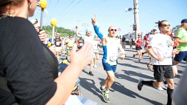 Tausende Laufbegeisterte nehmen am Sonntag am Salzburg Marathon in der Landeshauptstadt teil. (Bild: Tröster Andreas/Andreas Tröster)