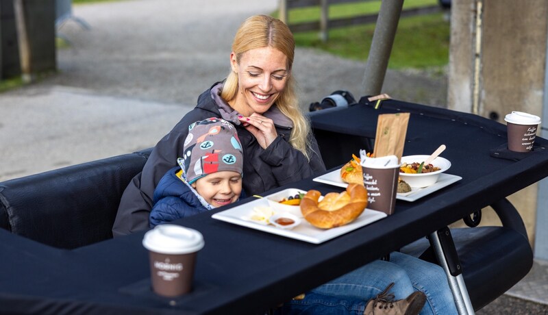 Unvergesslich für die ganze Familie: Ein Frühstück am Sessellift – dazu bietet sich eine tolle Aussicht. (Bild: Stefan Wallner)