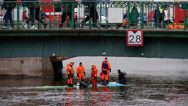 Rettungskräfte bei den Bergungsarbeiten (Bild: ASSOCIATED PRESS)