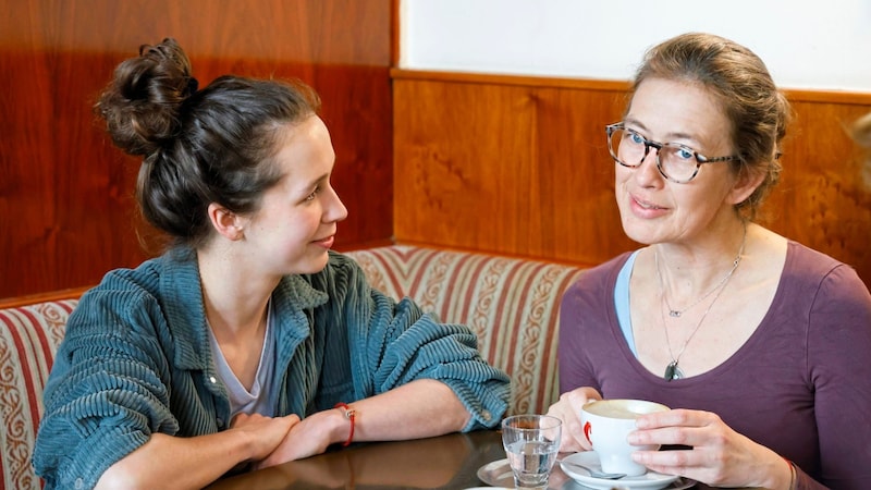 Beim „Krone“-Interview im Café „Reimann“: Lenas Mutter Christina ist Sozialarbeiterin. (Bild: Klemens Groh )