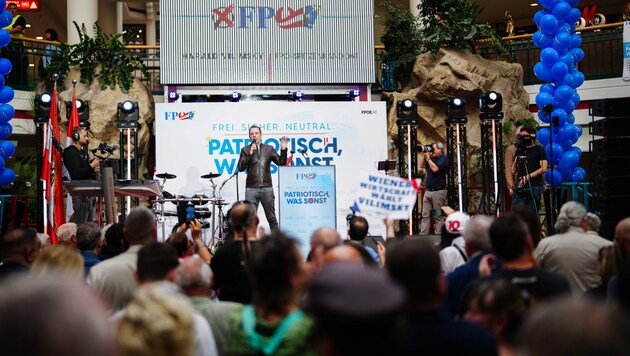 A stink bomb hit the blue "Fortress Europe" at the Freedom Party's election campaign kick-off in Vienna's Lugner City. (Bild: APA Pool/APA/EVA MANHART)