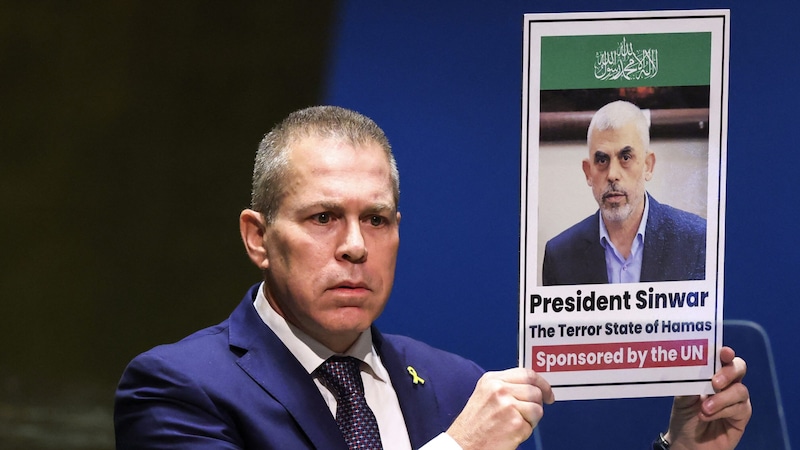 Der israelische UN-Botschafter Gilad Erdan hielt ein Bild von Hamas-Führer Sinwar hoch. (Bild: AFP/Charly Triballeau)