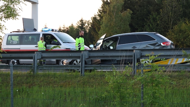 The car involved in the accident was eventually towed away, but the driver from Mühlviertel had already made off beforehand. (Bild: Lauber/laumat.at Matthias)