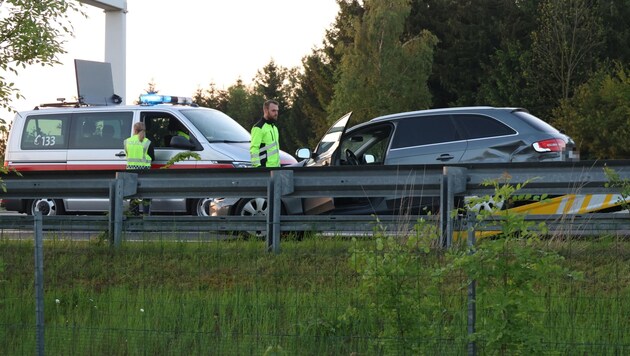 The car involved in the accident was eventually towed away, but the driver from Mühlviertel had already made off beforehand. (Bild: Lauber/laumat.at Matthias)