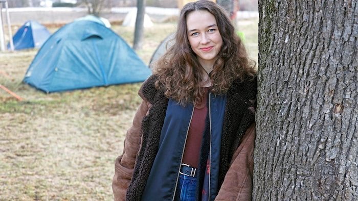 Lena Schilling (hier im Protestcamp Lobau) musste sich bei Thür für ihre erfundene Affäre ...