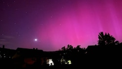 Polarlicht über Steinbach am Attersee (Bild: Kronen Zeitung/Robert Loy)