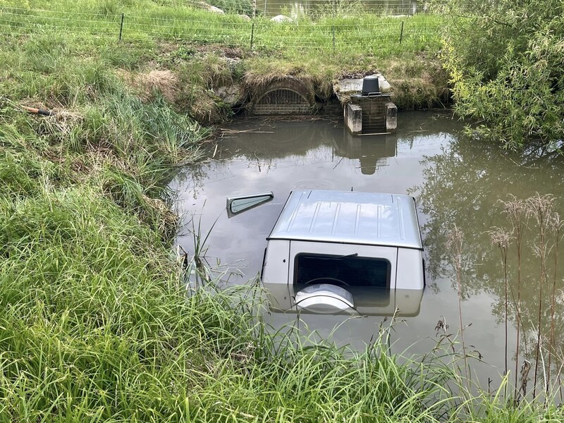 The car almost completely sank. (Bild: FF Steinberg-Rohrbach / Markus Dirnberger)