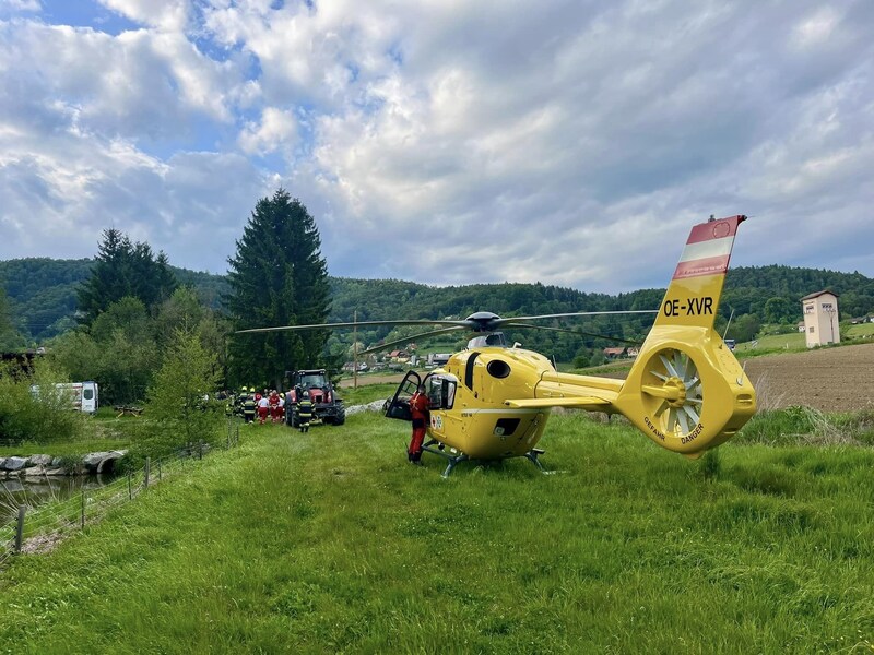 The rescue helicopter took the 81-year-old to hospital. (Bild: FF Steinberg-Rohrbach / Markus Dirnberger)