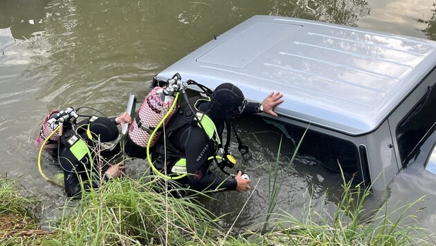 A tűzoltóság búvárcsapatainak kellett kiemelniük a gépkocsit. (Bild: FF Steinberg-Rohrbach / Markus Dirnberger)