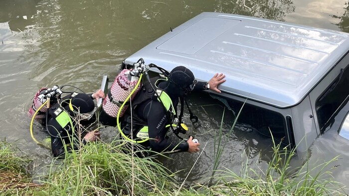 Tauchtrupps der Feuerwehr mussten das Auto bergen.