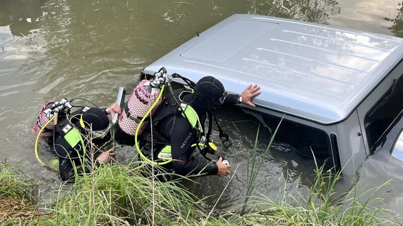 Tauchtrupps der Feuerwehr mussten das Auto bergen. (Bild: FF Steinberg-Rohrbach / Markus Dirnberger)