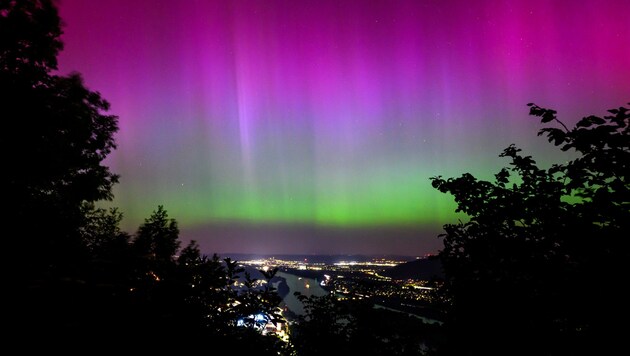 Cumartesi gecesi Klosterneuburg ve Korneuburg üzerinde de muhteşem auroralar parladı. (Bild: APA/Max Slovencik)