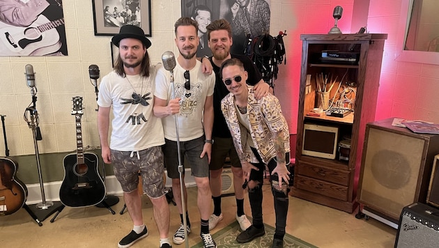 Shadow jump in the recording room of Sun Studio in Memphis with Elvis Presley's original microphone (Bild: Schattensprung)