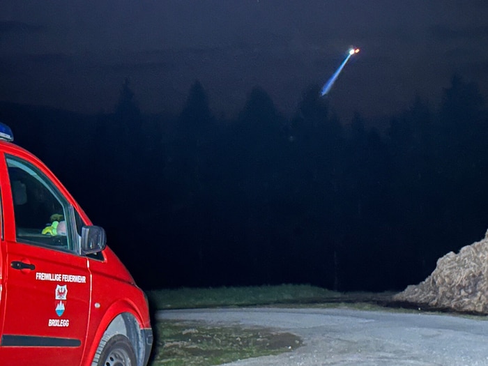 Auch die Feuerwehr stand im Einsatz. Im Hintergrund der Polizeihubschrauber mit Scheinwerfer und ...