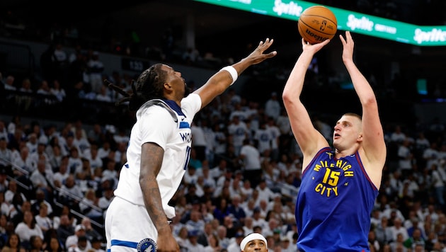 MVP Nikola Jokic (r.) darf noch vom Titel träumen. (Bild: APA Pool/APA/Getty Images via AFP/GETTY IMAGES/David Berding)