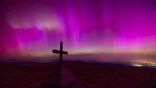 Im Mai letzten Jahres sorgte ein Sonnensturm für Nordlichter über dem Hochwechsel. (Bild: Philipp Stiegler)