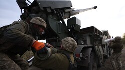 Ukrainische Soldaten feuern mit einer Haubitze „Bohdana“ auf russische Stellungen. (Bild: APA/AFP/Anatolii STEPANOV)