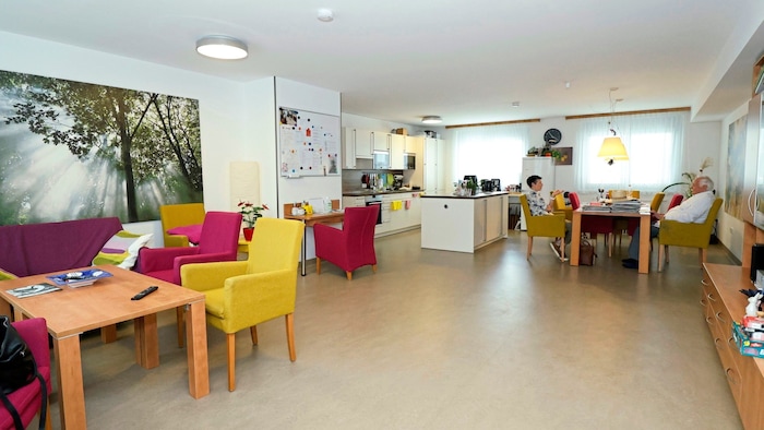 Wohnzimmer, Garten, Bad und WC teilen sich alle.