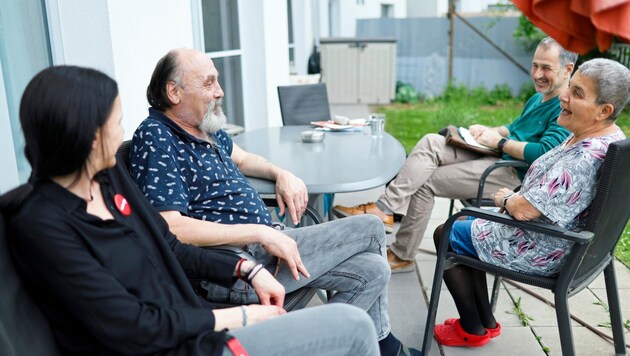 Afternoon fun in the large garden of the shared flat, which the residents take care of themselves. (Bild: Holl Reinhard)