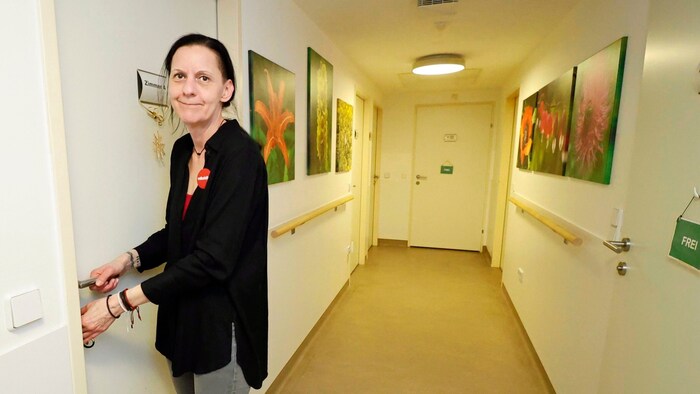 Frau Angelika hilft in der WG dort, wo es Hilfe braucht.