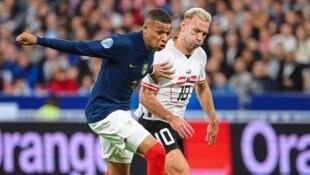 Andreas Weimann, hier gegen Frankreichs Superstar Kylian Mbappe, bestritt bisher 23. Länderspiele für Österreich. Sonntag hat der England-Legionär mit West Bromwich ein ganz großes Spiel vor sich. (Bild: AFP or licensors)