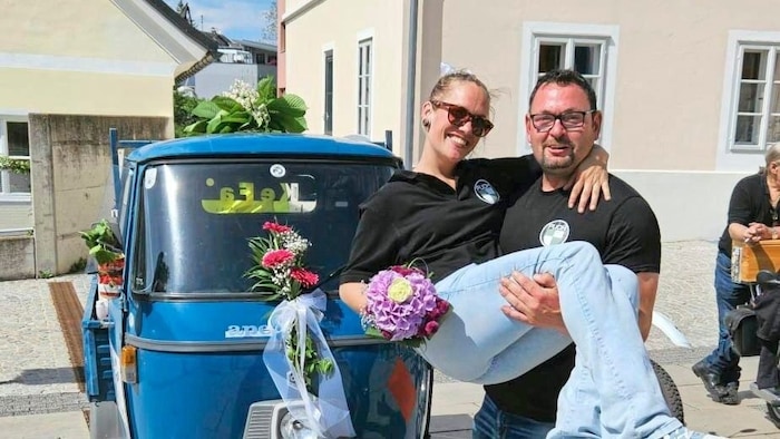 Die beiden kennen sich seit ihrer Kindheit und sind seit eineinhalb Jahren zusammen.
