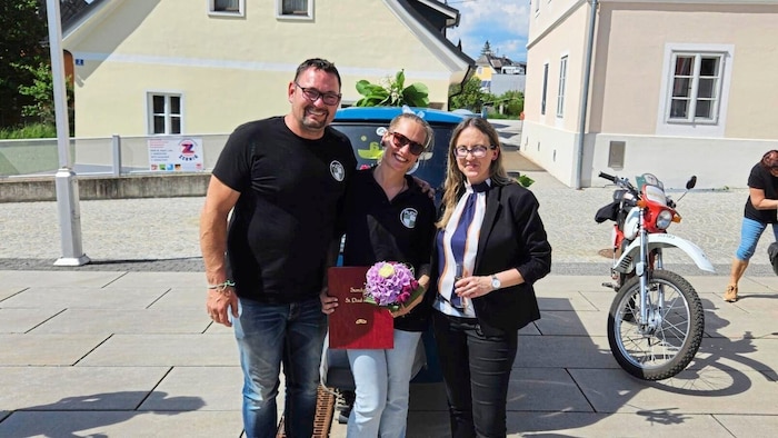 Das glückliche Brautpaar mit Fremdenführerin und Standesbeamtin Kerstin Maier, die das Paar ...