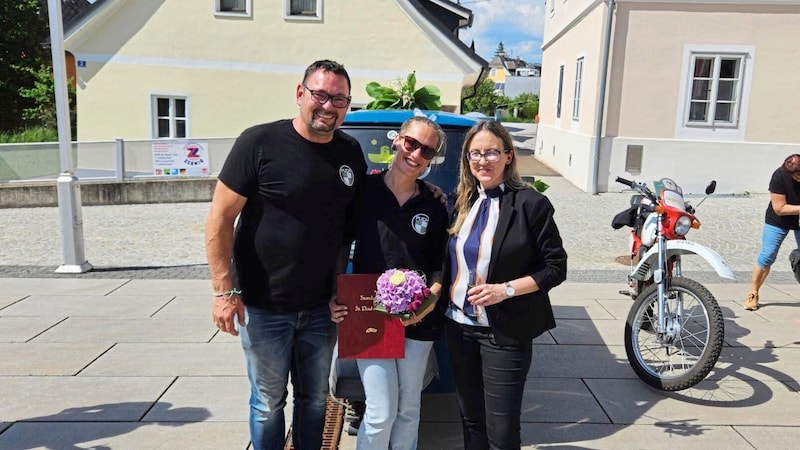 The happy bride and groom with guide and registrar Kerstin Maier, who married the couple. "It was totally touching, I've never experienced anything like it." (Bild: zVg)