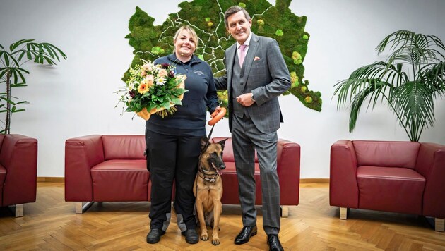 Feuerwehrstadtrat Peter Hanke gratulierte Cara Tutschek und „Loki“. (Bild: Tobias Holzer)