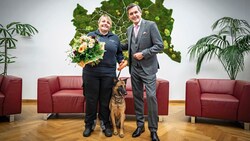 Feuerwehrstadtrat Peter Hanke gratulierte Cara Tutschek und „Loki“. (Bild: Tobias Holzer)