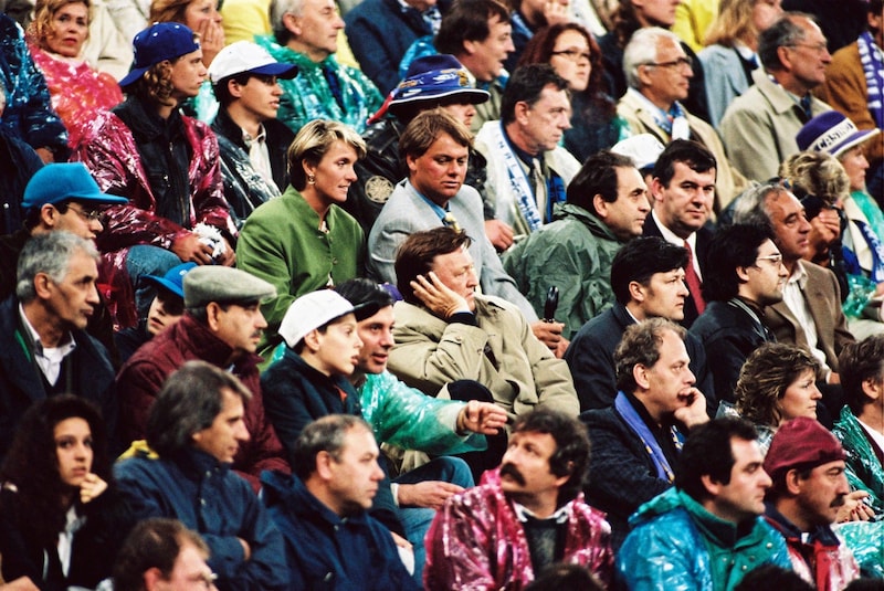 Otto Baric auf der Tribüne. Im Hintergrund: Ex-Ski-Ass Sylvia Eder. (Bild: GEPA/Franz Pammer)