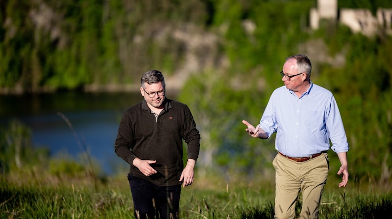 Die Landesräte Schleritzko (li.) und Pernkopf legten jetzt bei einer Ökoexpedition gemeinsam mit der „Krone“ die ersten Samen eines Nationalparks. (Bild: Imre Antal)