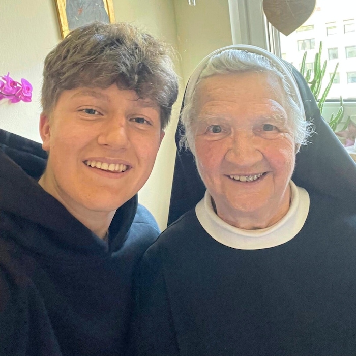 Jonas Oberhofer besuchte seine Großtante Emanuela Maria, die als Schwester in einem Kloster in ...