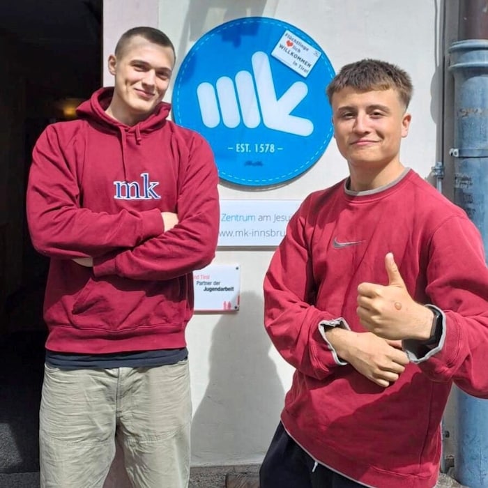 Zusammen mit einem Freund posierte Laurenz (links) Glawischnig vor dem mk-Jugendzentrum am ...