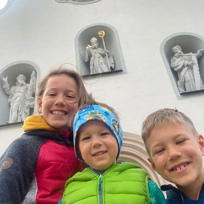 „Unsere Kirche ist dem Heiligen Nikolaus geweiht“, sagen Anna, Manuel und Thomas aus Oberhofen. Thomas ist voller Stolz Ministrant. (Bild: Katja Nuener)