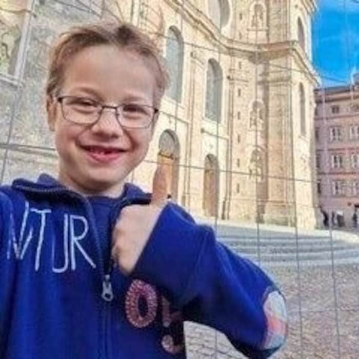 Vitus Rizzoli aus Innsbruck (vor dem Dom) macht seiner Mama mit Karten für das Musical ebenfalls ...